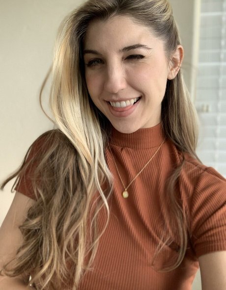Naakte gelekte OnlyFans-foto van Frivolousfox Asmr