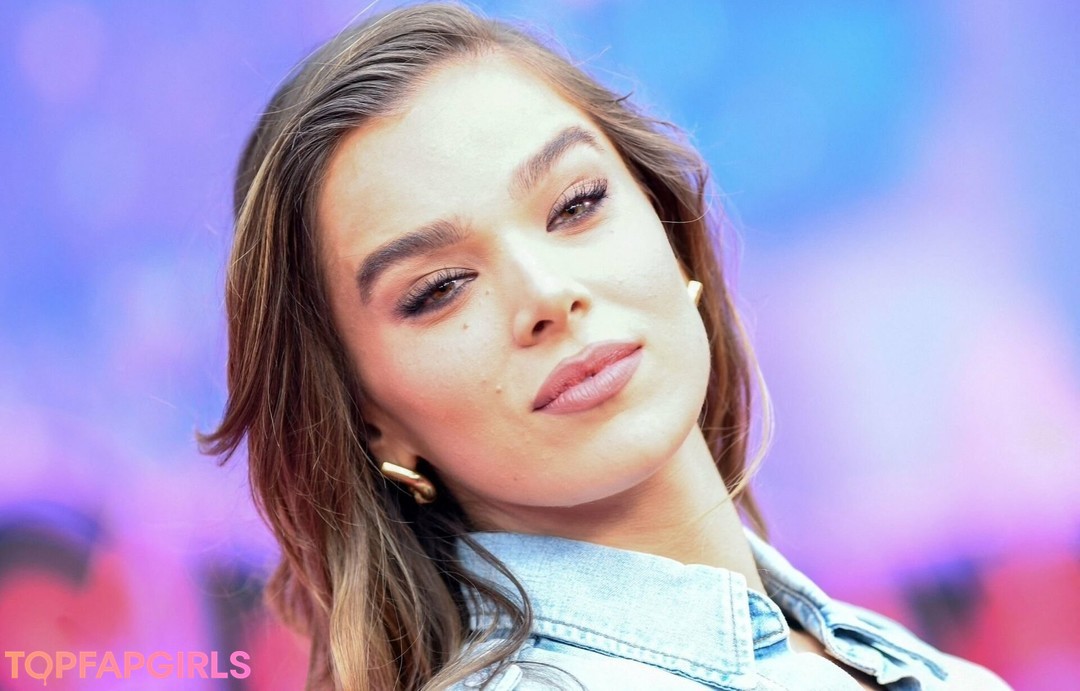 Naakte gelekte OnlyFans-foto van Hailee Steinfeld #1134
