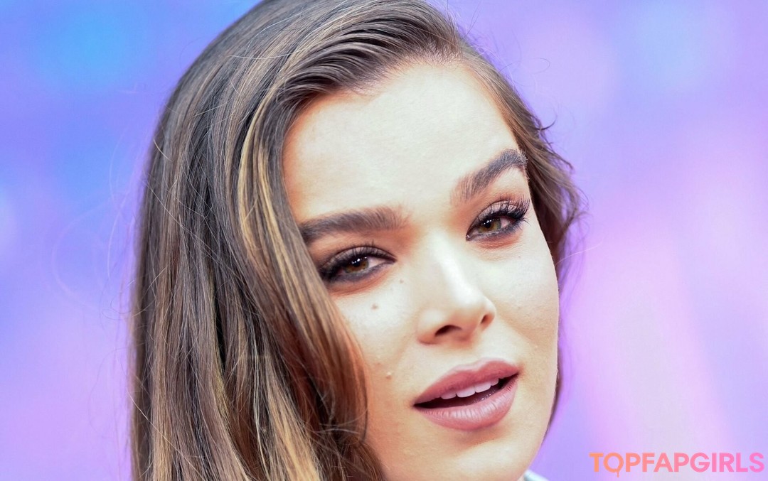 Naakte gelekte OnlyFans-foto van Hailee Steinfeld #1135