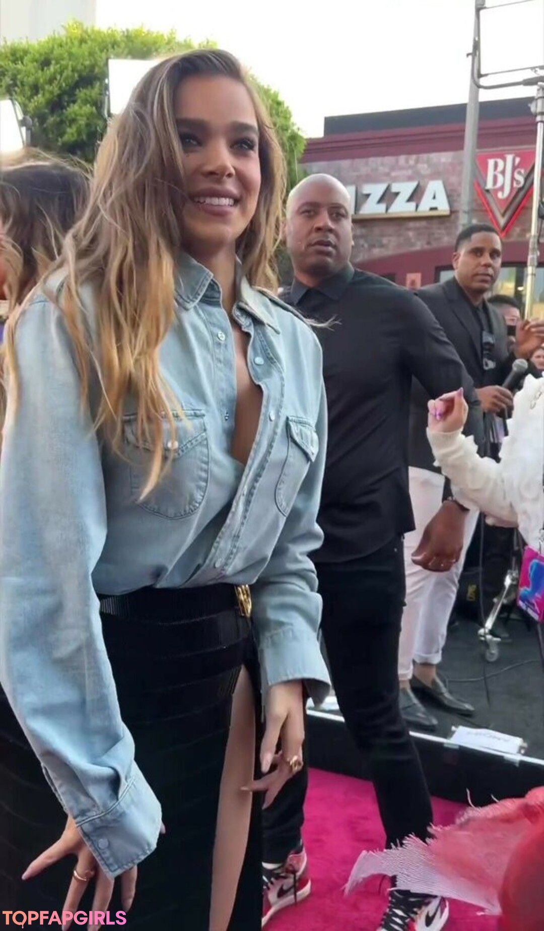 Naakte gelekte OnlyFans-foto van Hailee Steinfeld #1175