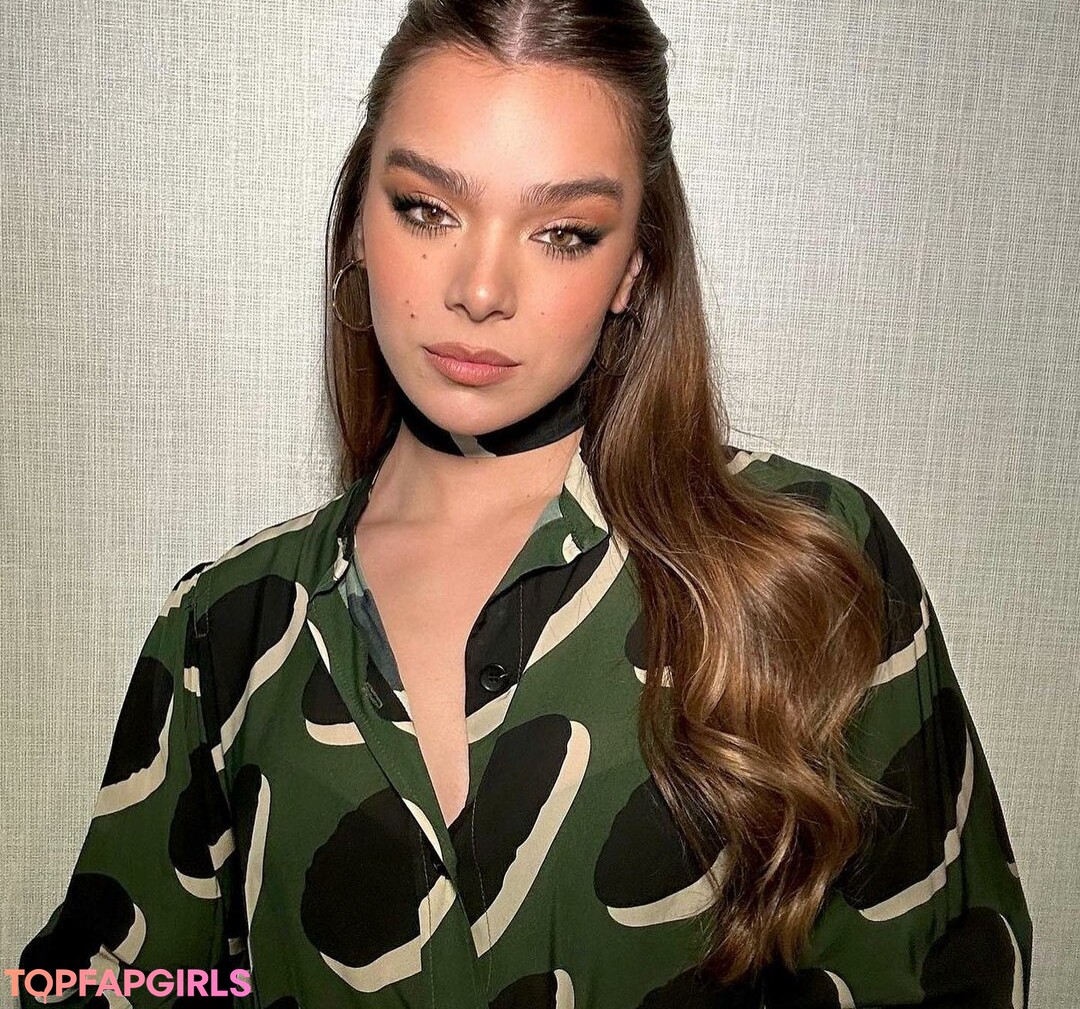 Naakte gelekte OnlyFans-foto van Hailee Steinfeld #1348
