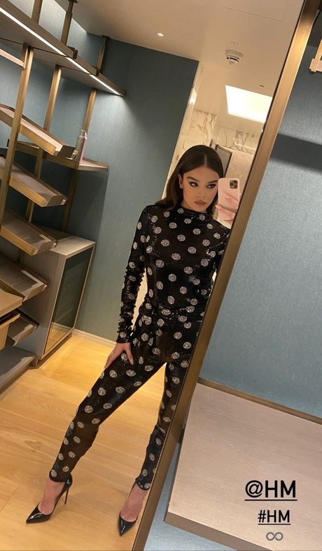 Naakte gelekte OnlyFans-foto van Hailee Steinfeld