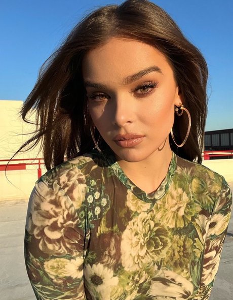 Naakte gelekte OnlyFans-foto van Hailee Steinfeld