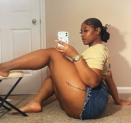 Naakte gelekte OnlyFans-foto van Muva Dior