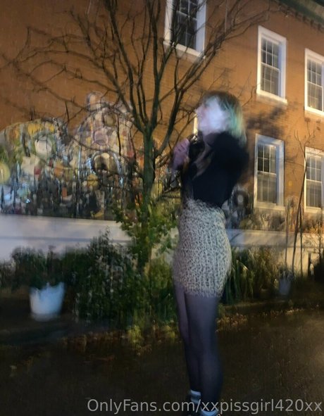 Naakte gelekte OnlyFans-foto van Xxpissgirl420xx
