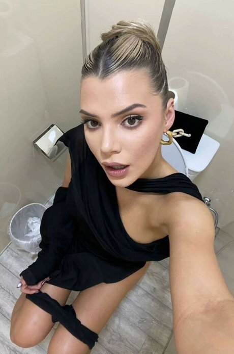 Naakte gelekte OnlyFans-foto van Alissa Violet