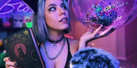 Naakte gelekte OnlyFans-foto van Luna Bloom