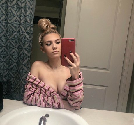 Naakte gelekte OnlyFans-foto van Kalei