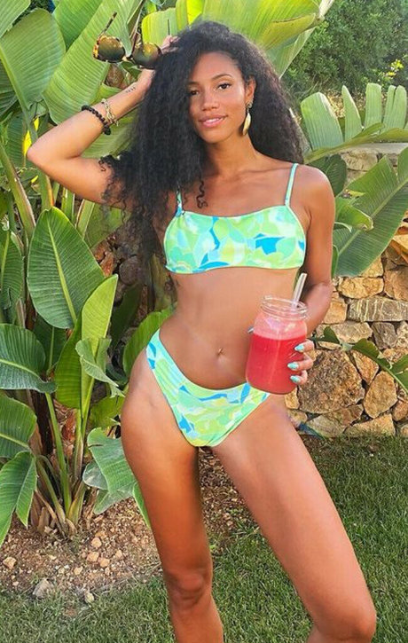 Naakte gelekte OnlyFans-foto van Vick Hope