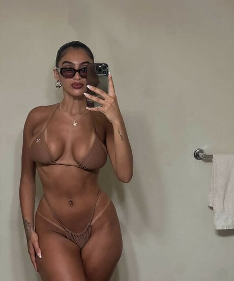 Naakte gelekte OnlyFans-foto van Imangharram