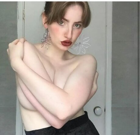 Naakte gelekte OnlyFans-foto van Ellie Zalar