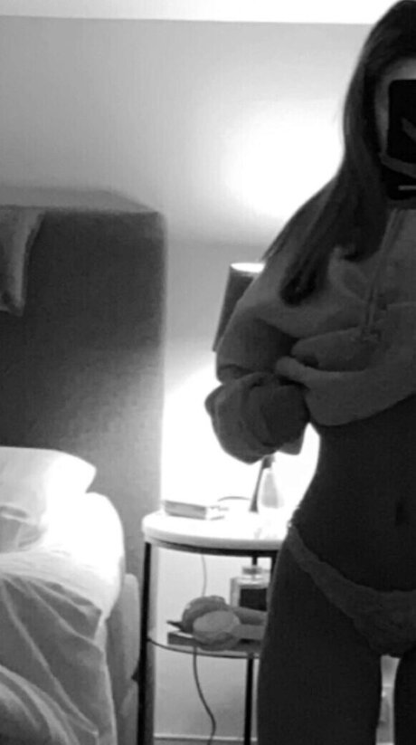 Naakte gelekte OnlyFans-foto van Bellalupascu