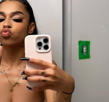 Naakte gelekte OnlyFans-foto van Sad Shordies