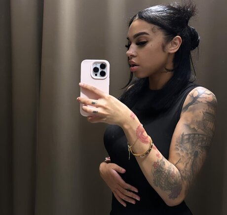 Naakte gelekte OnlyFans-foto van Sad Shordies