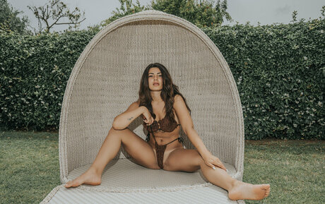 Naakte gelekte OnlyFans-foto van Jasmin Salvati