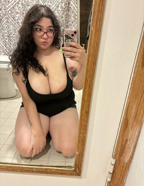 Naakte gelekte OnlyFans-foto van Lalenoraaa