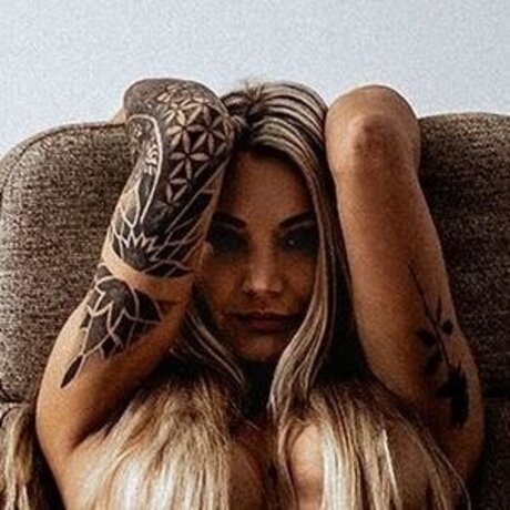 Naakte gelekte OnlyFans-foto van Akinna