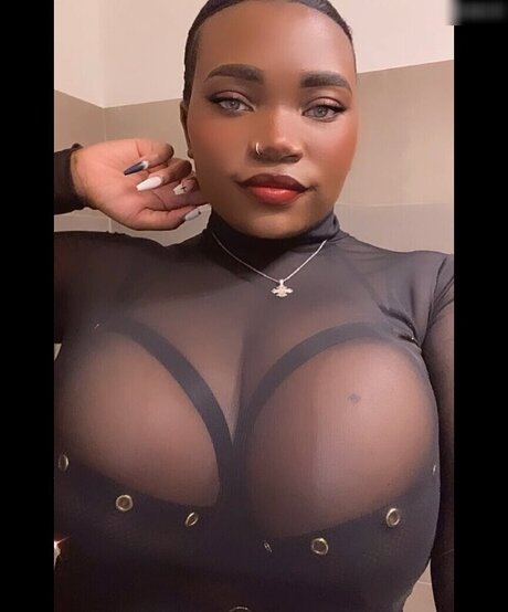 Naakte gelekte OnlyFans-foto van Mirriam Amber