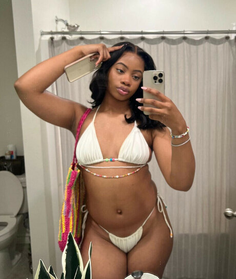 Naakte gelekte OnlyFans-foto van Moreyaz