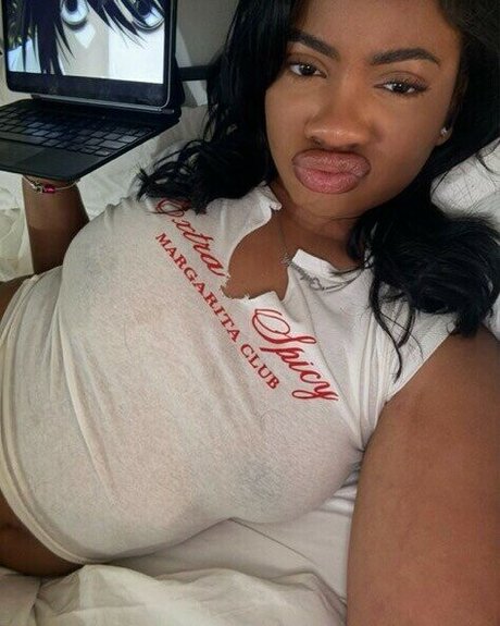 Naakte gelekte OnlyFans-foto van Moreyaz