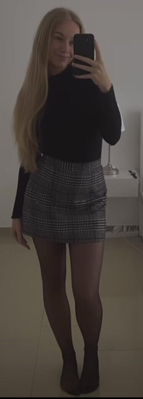 Naakte gelekte OnlyFans-foto van Nadine Von Relaxasmr