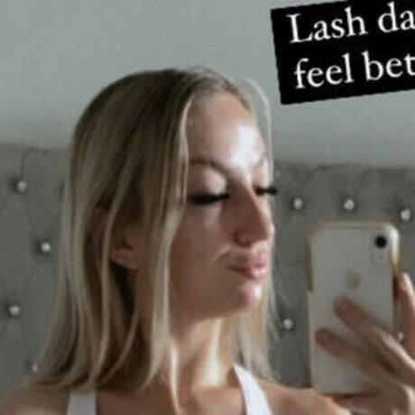 Naakte gelekte OnlyFans-foto van Lily Eve