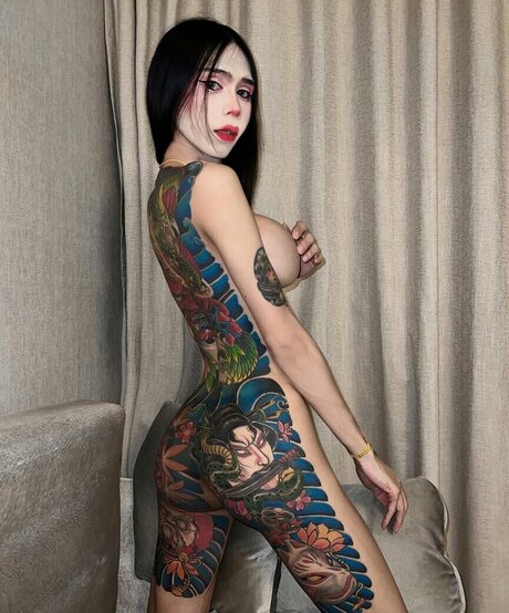 Naakte gelekte OnlyFans-foto van Natthrika