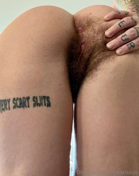 Naakte gelekte OnlyFans-foto van Pearl Sage  Hairy Queen