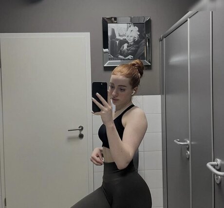 Naakte gelekte OnlyFans-foto van Annikaeks