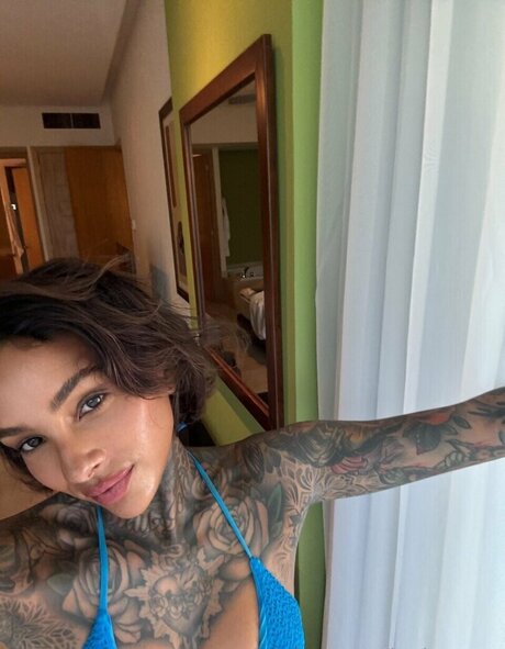 Naakte gelekte OnlyFans-foto van Cleo Petra