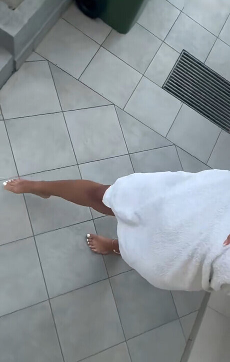Naakte gelekte OnlyFans-foto van Almira Azemi