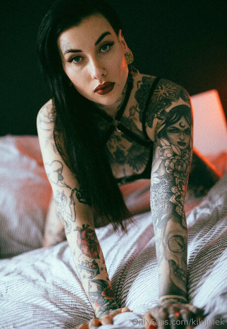 Naakte gelekte OnlyFans-foto van Kiki Julek