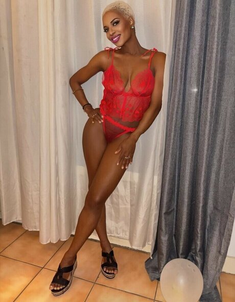 Naakte gelekte OnlyFans-foto van Fsemelagne