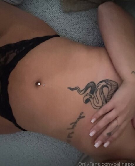 Naakte gelekte OnlyFans-foto van Celina Pop