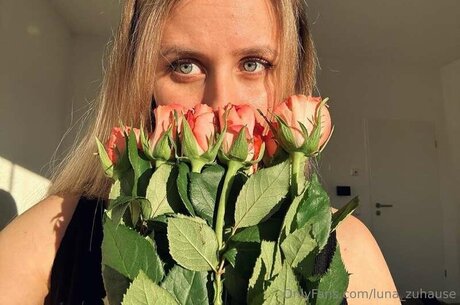 Naakte gelekte OnlyFans-foto van Lunazuhause