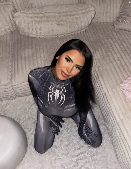 Naakte gelekte OnlyFans-foto van Romy Luisa