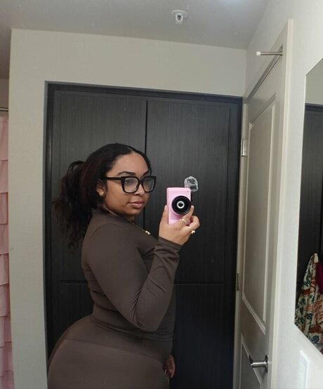 Naakte gelekte OnlyFans-foto van Themillieelise