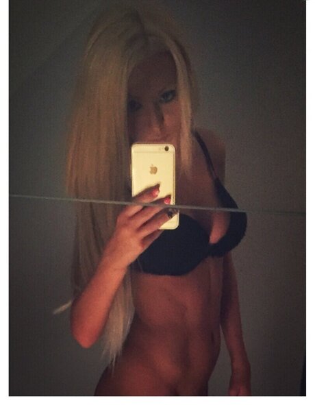 Naakte gelekte OnlyFans-foto van Melanie Hirsch