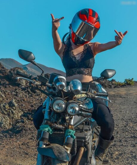 Naakte gelekte OnlyFans-foto van Affe Auf Bike