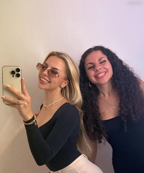 Naakte gelekte OnlyFans-foto van Lucia Leona