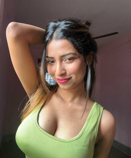 Naakte gelekte OnlyFans-foto van Itzmesaheliofficial