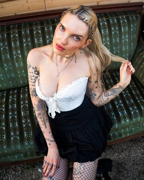 Naakte gelekte OnlyFans-foto van Mia Morgan