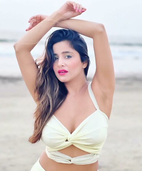 Naakte gelekte OnlyFans-foto van Kate Sharma