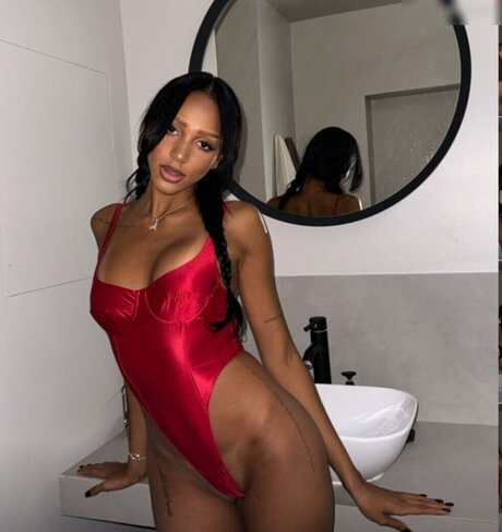 Naakte gelekte OnlyFans-foto van Aalishass Alishakone