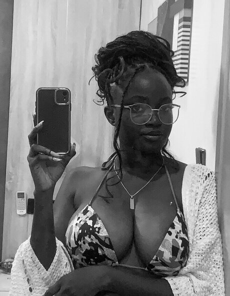 Naakte gelekte OnlyFans-foto van Callmesephy