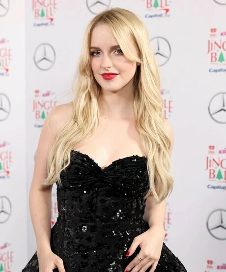 Naakte gelekte OnlyFans-foto van Mckenna Grace