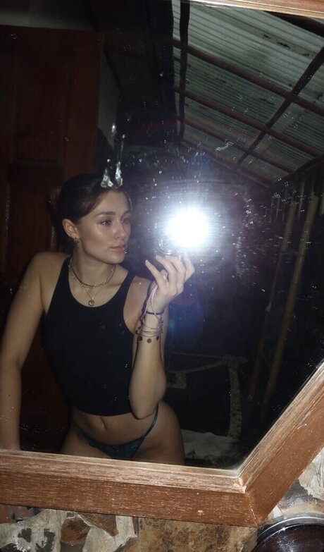 Naakte gelekte OnlyFans-foto van Greta Engelfried