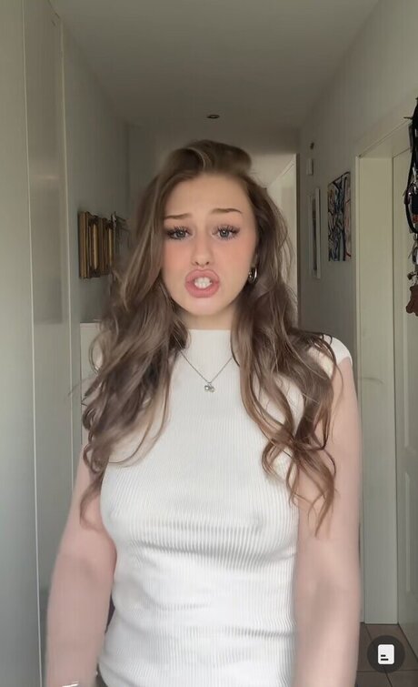 Naakte gelekte OnlyFans-foto van Yana Clare