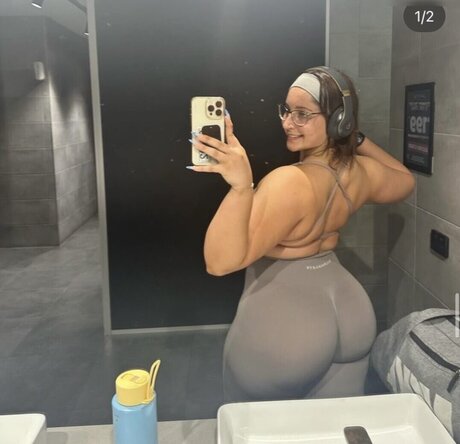 Naakte gelekte OnlyFans-foto van Anakakfit