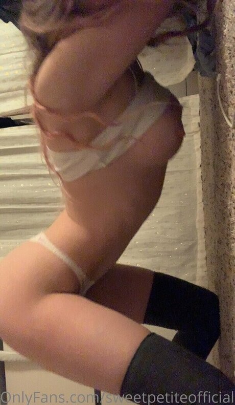 Naakte gelekte OnlyFans-foto van Sweetpetiteofficial